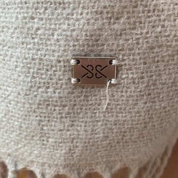 BN Soia & Kyo pink shawl - Picture 3 of 5